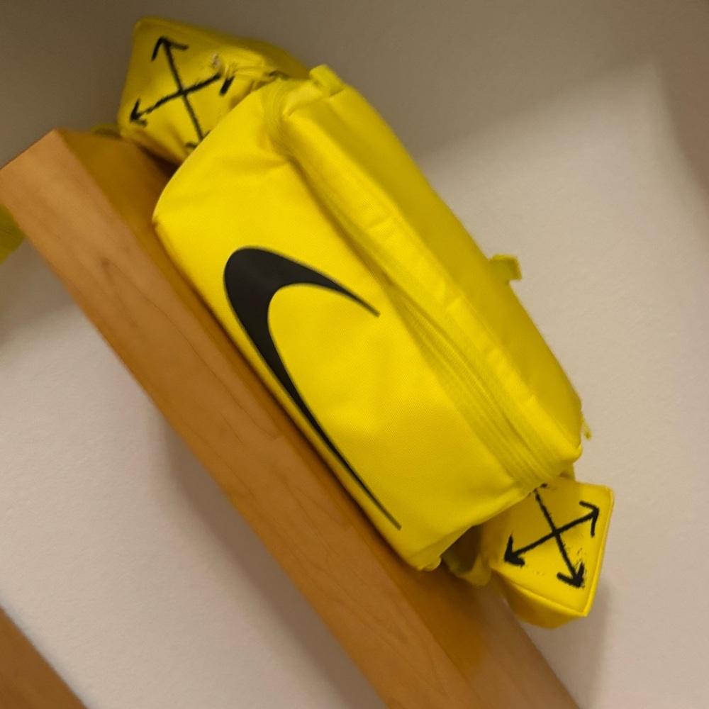 Off-White Yellow and Black Duffel Bag with Iconic Virgil Abloh Design - Picture 4 of 7